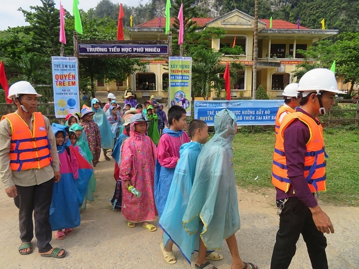 hang tram hoc sinh thay co giao tim hieu ve giam nhe rui ro thien tai