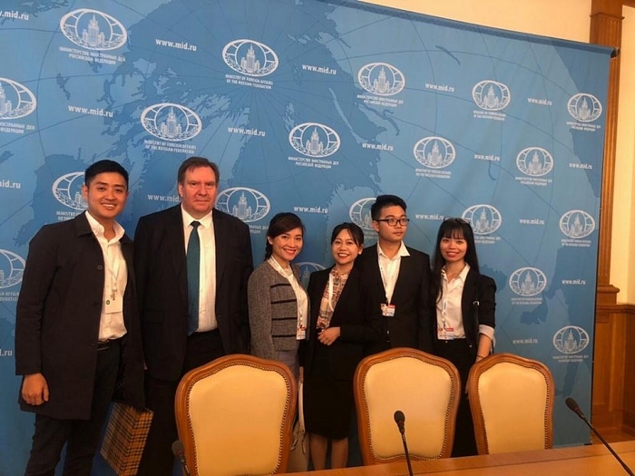 5 dai dien viet nam tham du lien hoan quoc te lan thu iii tai lb nga