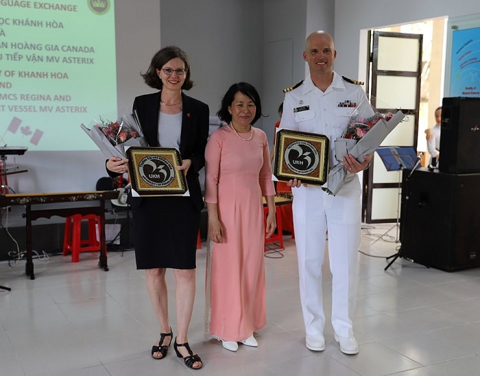 sinh vien khanh hoa hao hung nghe nu quan nhan canada ke chuyen