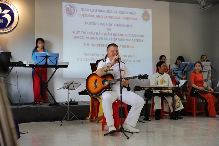 sinh vien khanh hoa hao hung nghe nu quan nhan canada ke chuyen