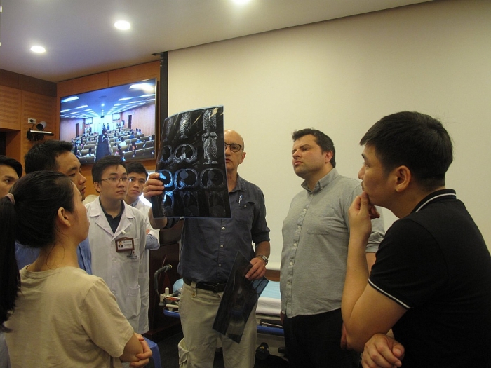 children action kham va phau thuat khuyet tat di chung bong cho tre