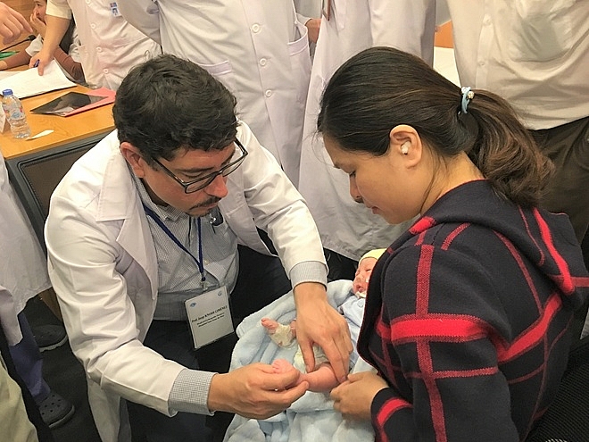 children action kham va phau thuat khuyet tat di chung bong cho tre