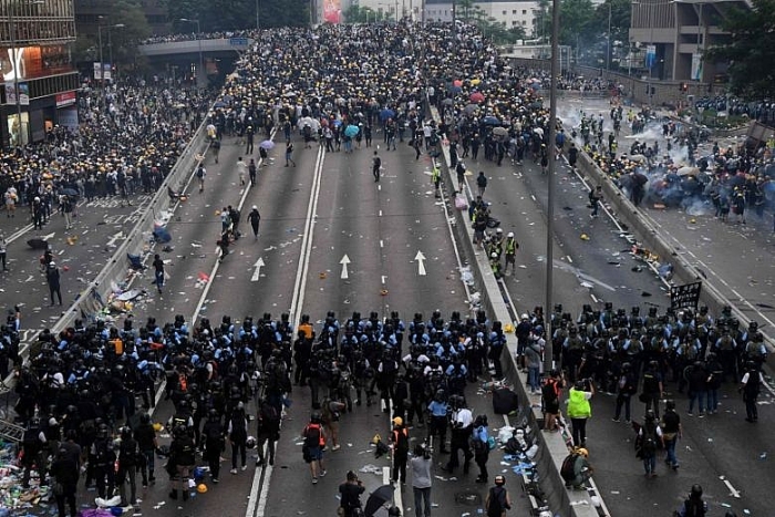 bao dong tai hong kong hon 10 nguoi bi thuong