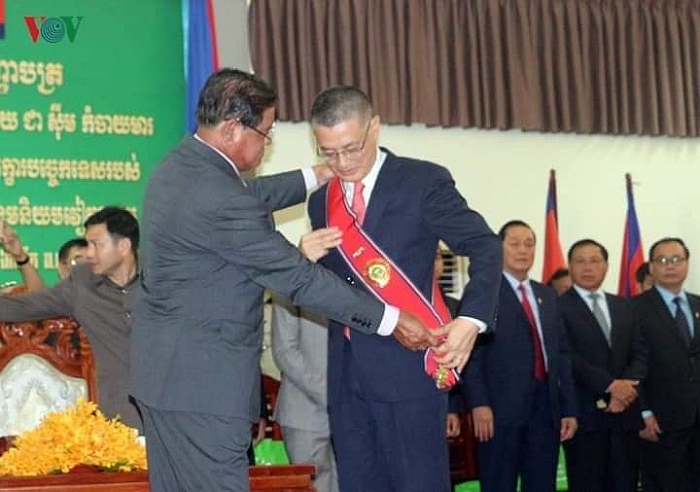 viet nam tang trang thiet bi tri gia 23 ty dong cho dai hoc campuchia