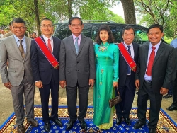 ong phung quang co la chu tich chi hoi huu nghi viet nam campuchia thanh pho uong bi