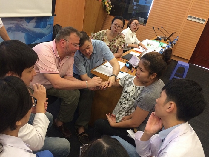 chuyen gia nuoc ngoai mang lai hi vong cho tre bi seo di chung bong