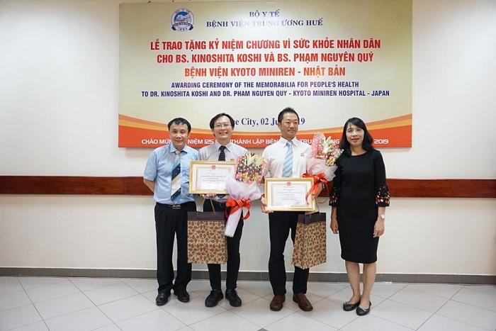 trao tang ky niem chuong vi suc khoe nhan dan cho bac si nhat ban