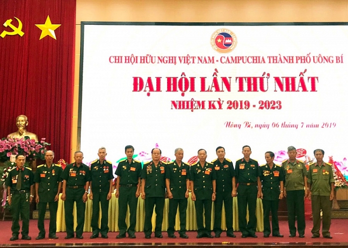 ong phung quang co la chu tich chi hoi huu nghi viet nam campuchia thanh pho uong bi