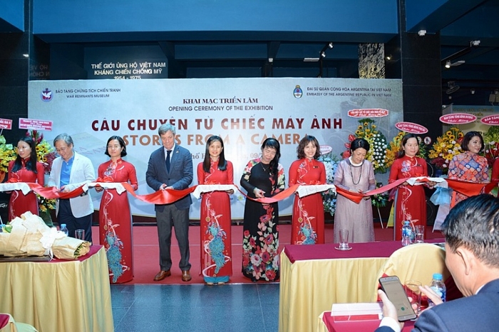 viet nam thoi chien va thoi binh qua hai lang kinh cua ong chau nguoi argentina