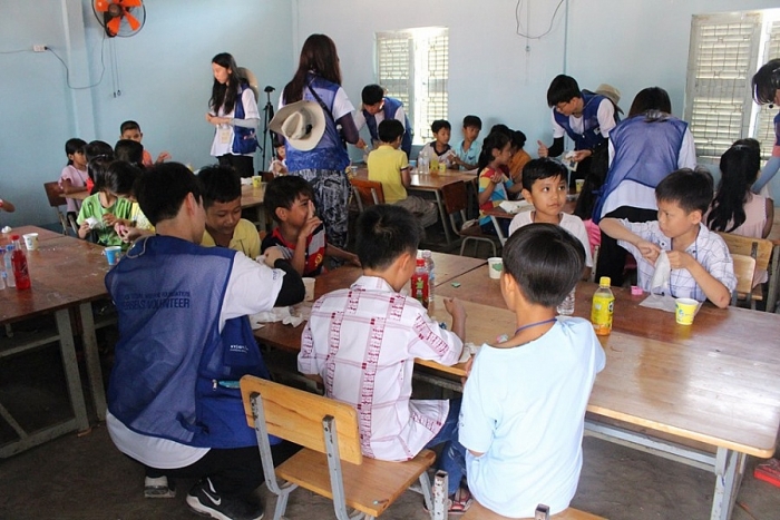 tinh nguyen vien han ho tro truong tieu hoc soc trang thay ao moi