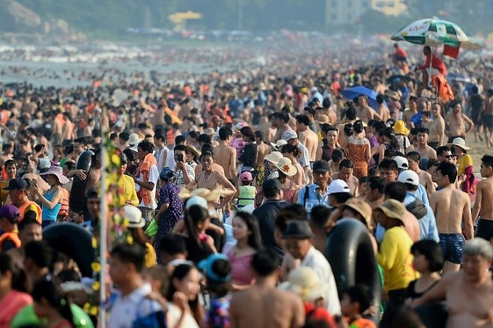 hinh anh bai bien sam son dac kin nguoi len bao phap