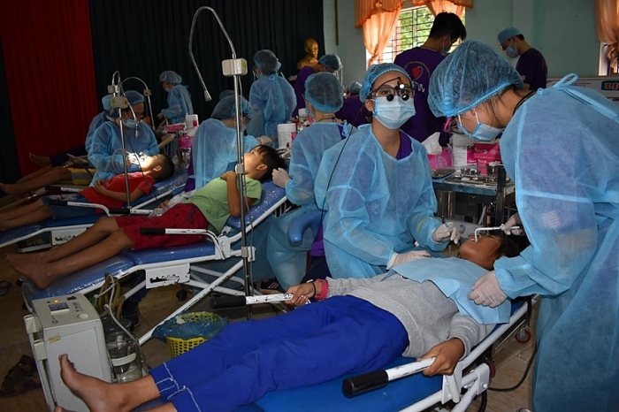 100 y bac si tinh nguyen vien nuoc ngoai den quang tri kham chua benh mien phi