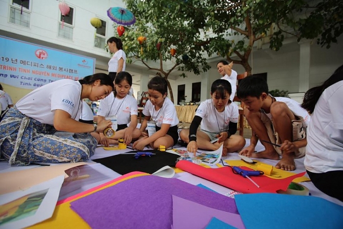to chuc medipeace noi cay cau giao luu giua sinh vien han quoc va tre khuyet tat quang tri