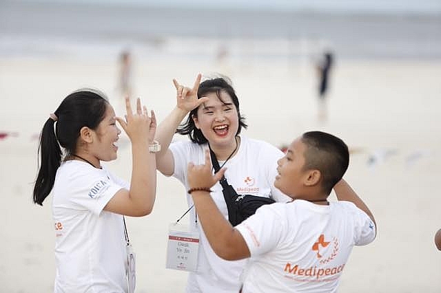 to chuc medipeace noi cay cau giao luu giua sinh vien han quoc va tre khuyet tat quang tri