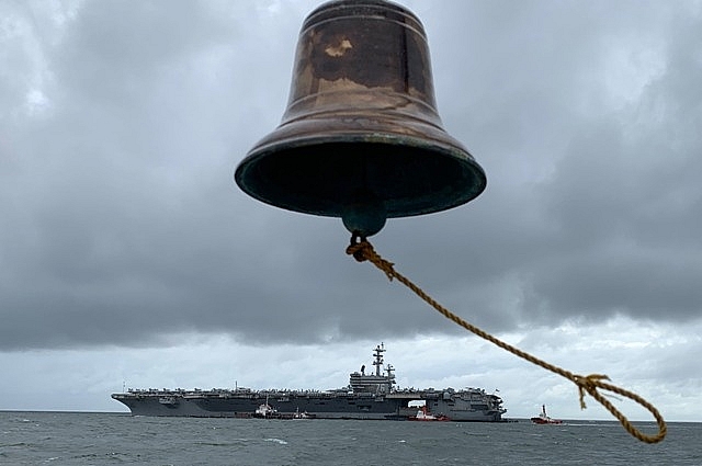 tham quan tau san bay uss ronald reagan dang tuan tra bien dong