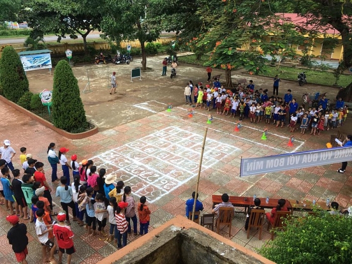 tre em quang tri vua choi bong vua hoc ve bom min