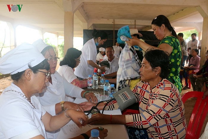 kham benh phat qua cho 500 nguoi ngheo tinh kampong chhnang campuchia