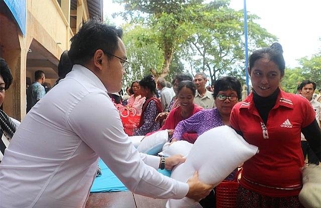 kham benh phat qua cho 500 nguoi ngheo tinh kampong chhnang campuchia