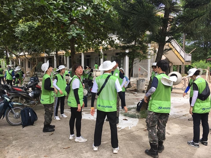 sinh vien han quoc cung to chuc kfhi cai tao truong tieu hoc tai ninh binh