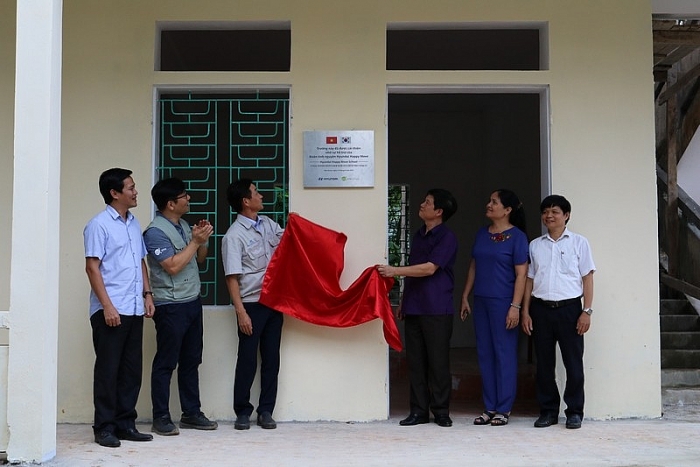 sinh vien han quoc cung to chuc kfhi cai tao truong tieu hoc tai ninh binh