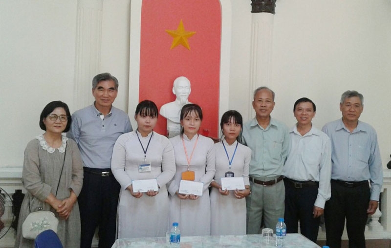 Tổ chức Helping Hands Hàn Quốc “tiếp sức” cho sinh viên nghèo Bến Tre
