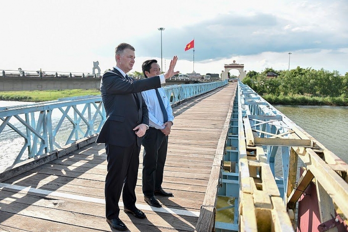 lan dau tien dai su my vieng mo liet si tai nghia trang truong son tinh quang tri