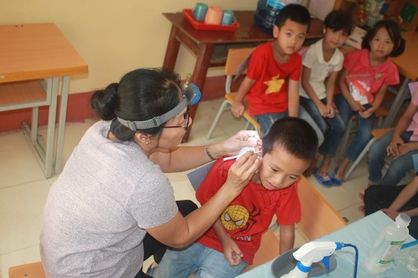 copi kham chua benh mien phi cho gan 500 tre em phu tho