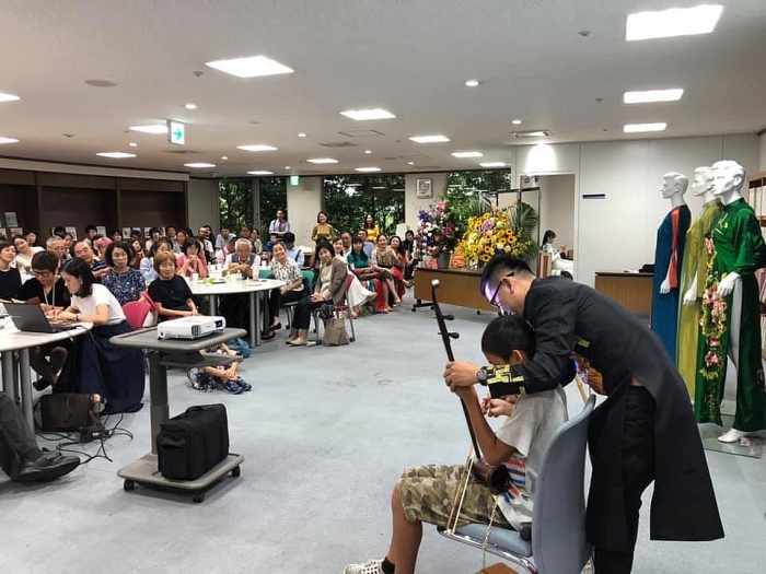 dua ao dai nhac cu truyen thong viet nam toi cuc nam nhat ban