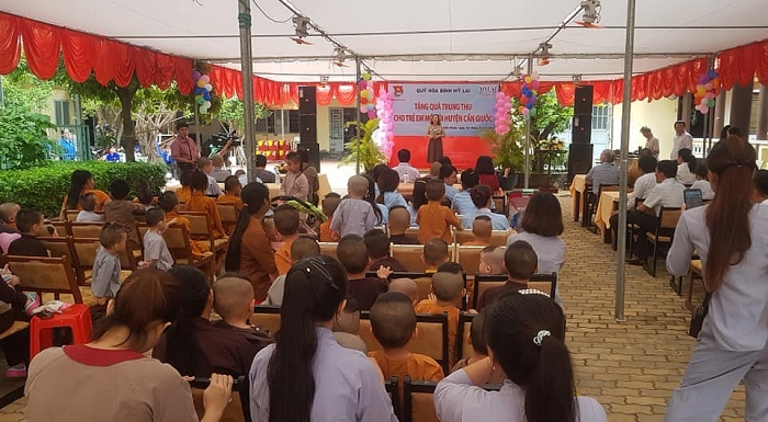 vui trung thu som cung cac tre em mo coi can giuoc