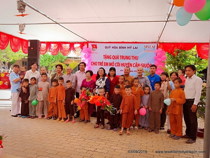 vui trung thu som cung cac tre em mo coi can giuoc