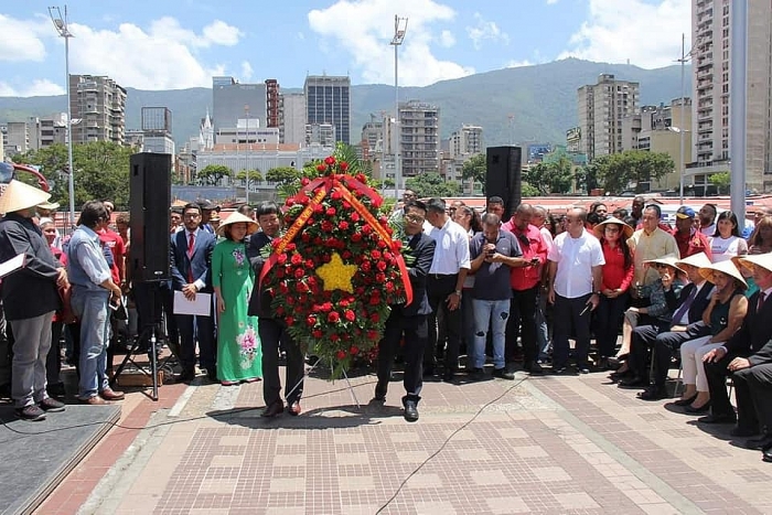 dong dao nguoi dan thu do venezuela dang hoa tuong niem bac ho