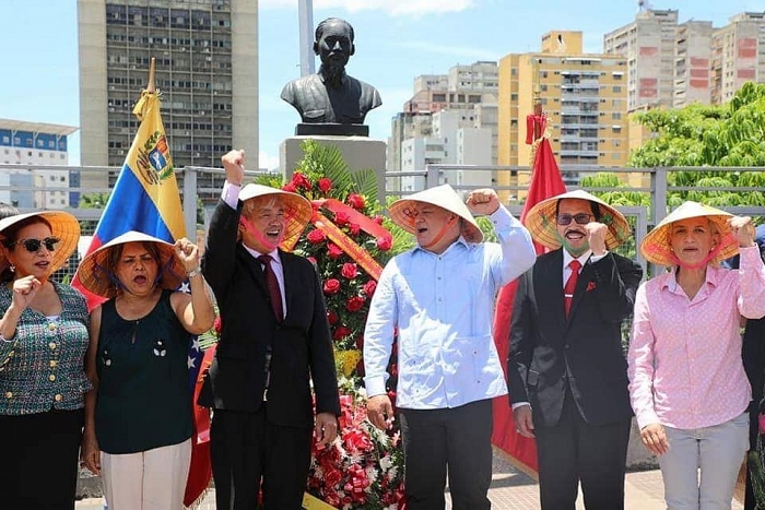 dong dao nguoi dan thu do venezuela dang hoa tuong niem bac ho