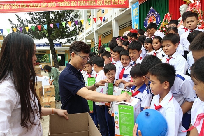 kfhi mang co hoi hoc tap den cho 600 hoc sinh ngheo dai loc quang nam