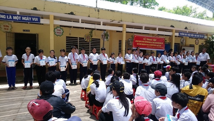 50 suat hoc bong copi den tay hoc sinh ngheo hieu hoc vinh long