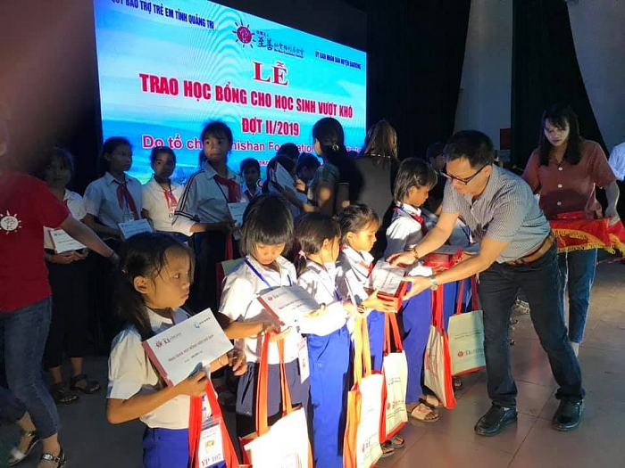 zhishan trao hoc bong va tang sach cho 800 hoc sinh vuot kho quang tri