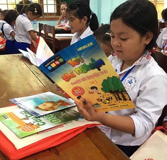 zhishan trao hoc bong va tang sach cho 800 hoc sinh vuot kho quang tri