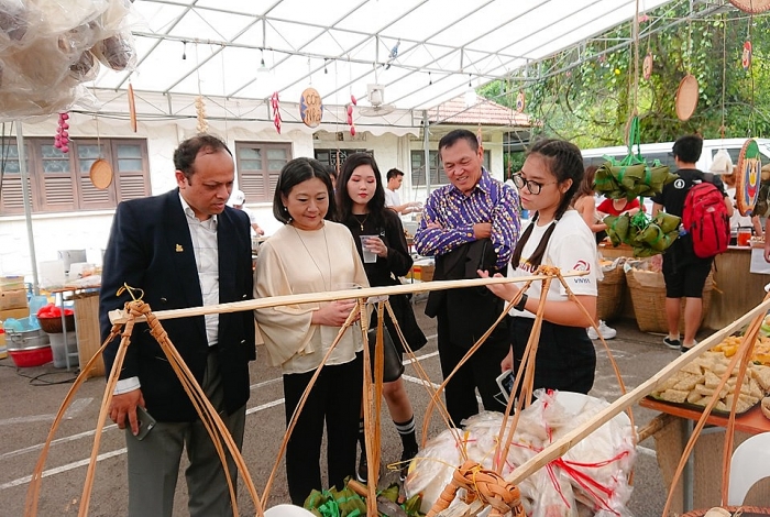 hoi cho vietnam lah 2019 ve nha mang dac san ba mien den singapore