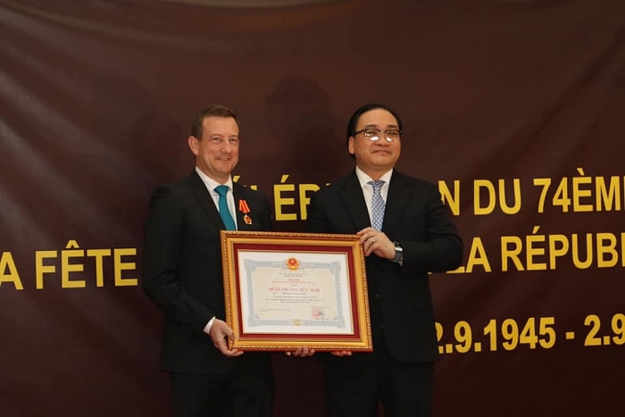 viet nam trao tang huan chuong huu nghi cho nguyen dai su phap