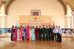 trao nhieu huy hieu 30 40 50 nam tuoi dang tai le mittinh cua dang bo kharkiv ukraine