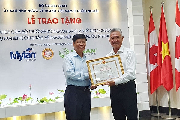 trao bang khen tri an tam long dau dau huong ve to quoc cua vo chong tien si nguyen thanh my