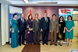 ba nguoi viet nhan huan chuong chu thap cua nha nuoc hungary