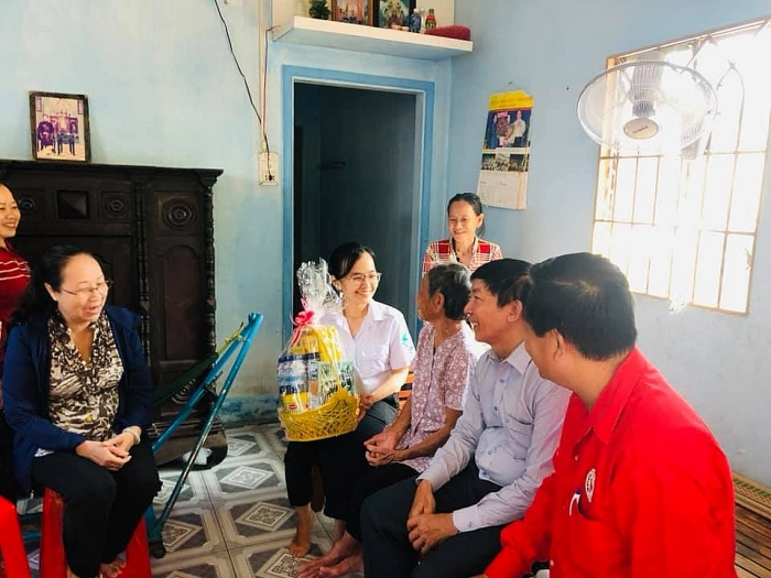 lien hiep cac to chuc huu nghi thanh pho ho chi minh trao qua cho me viet nam anh hung hoc sinh vuot kho cu chi