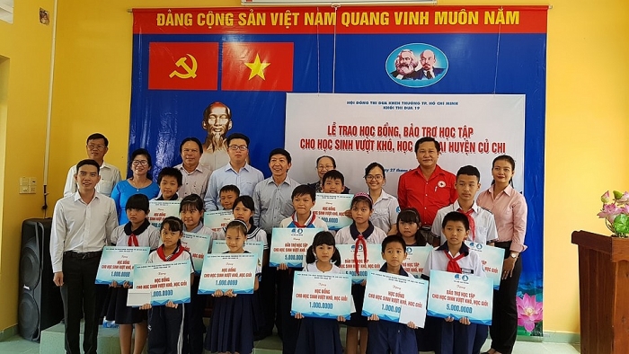 lien hiep cac to chuc huu nghi thanh pho ho chi minh trao qua cho me viet nam anh hung hoc sinh vuot kho cu chi