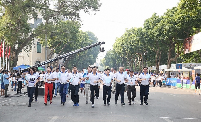 gan 1500 vdv tham du giai chay bao hanoimoi mo rong lan thu 46