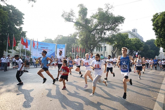 gan 1500 vdv tham du giai chay bao hanoimoi mo rong lan thu 46