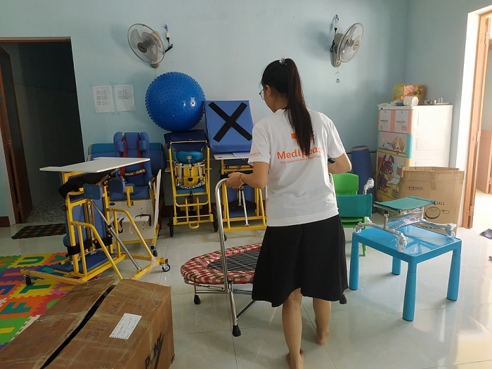 medipeace trao dung cu tro giup phuc hoi chuc nang cho tre khuyet tat tai quang tri