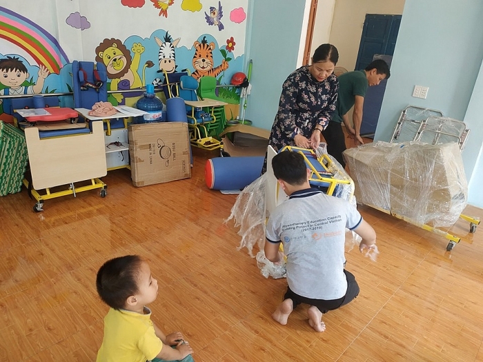 medipeace trao dung cu tro giup phuc hoi chuc nang cho tre khuyet tat tai quang tri