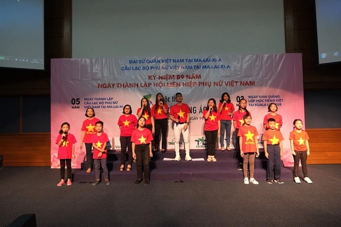 lan dau tien to chuc cuoc thi ao dai tai malaysia va lao