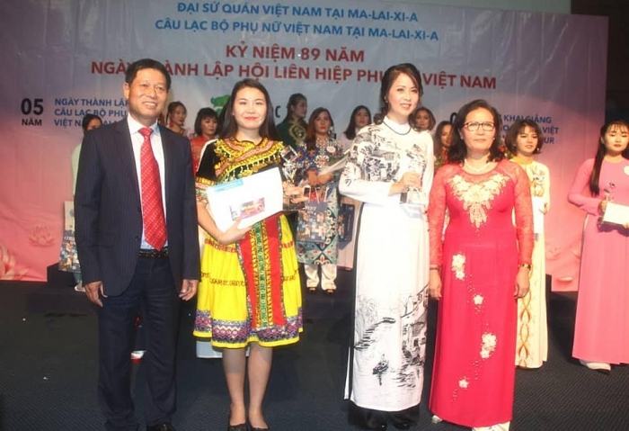 lan dau tien to chuc cuoc thi ao dai tai malaysia va lao