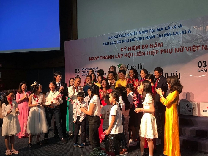 lan dau tien to chuc cuoc thi ao dai tai malaysia va lao